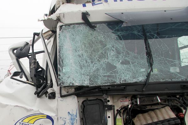 I TO MOŽE U SRBIJI: Kamion pao čoveku na glavu!