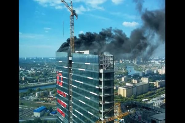 PANIKA UŽIVO: Moskovski neboder U PLAMENU! (FOTO) (VIDEO)