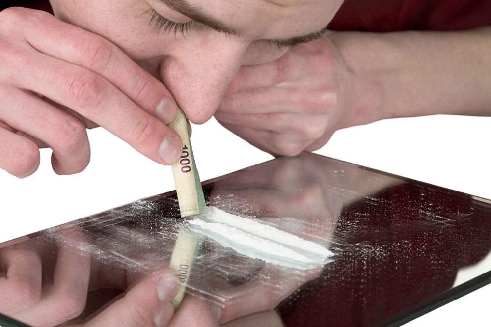 Šmrkanje kokaina pred kamerama najnoviji izazov na internetu! (FOTO) (VIDEO)