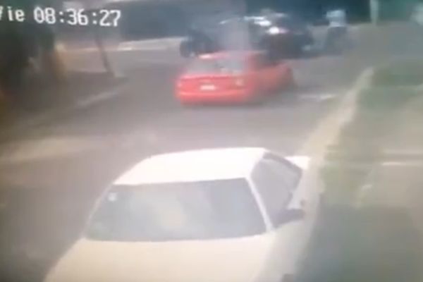 Klasična sačekuša: Banditi kalašnjikovima izrešetali taksi! (VIDEO)