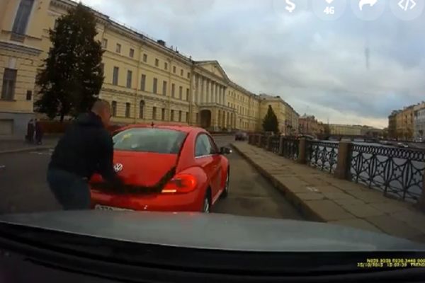 Evo šta se dešava kada čačkaš Rusa koji vozi bubu (VIDEO)