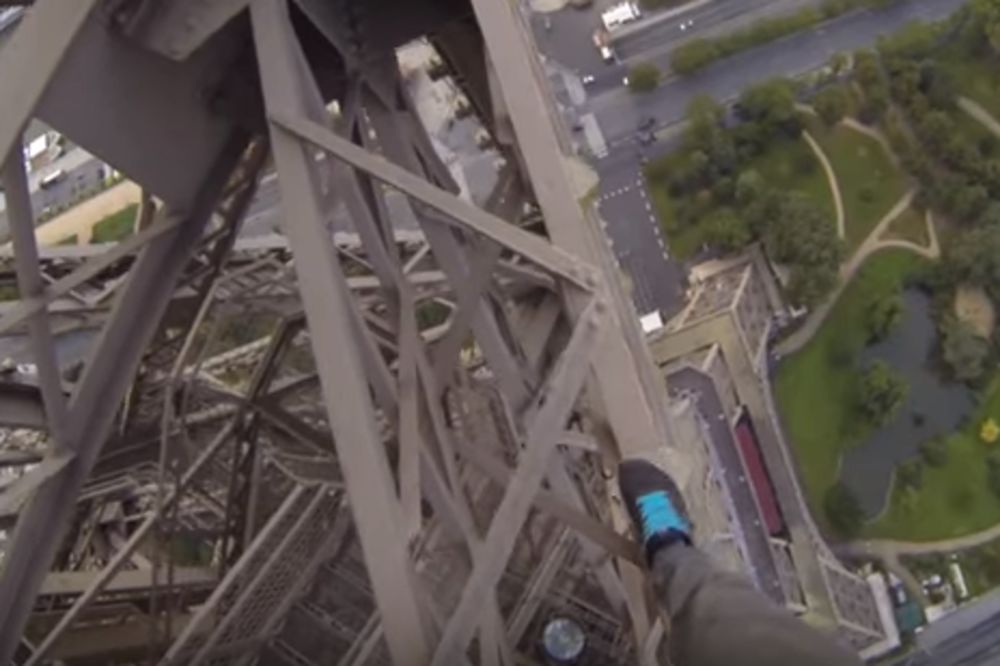 Plašite se visine? Onda bolje ne gledajte kako se ovaj tip šeta po Ajfelovom tornju! (VIDEO)