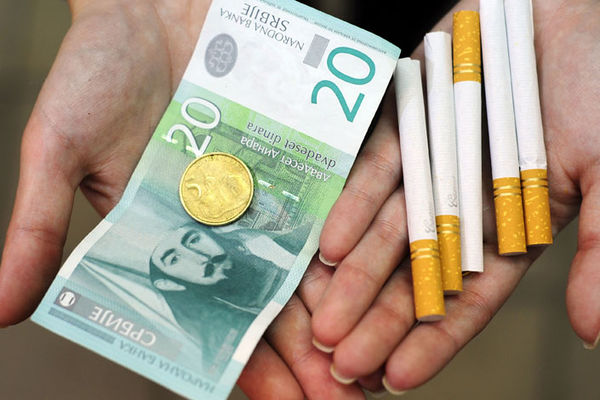 Srbi, dotakli smo dno: Narod nema za pljuge, cigarete se prodaju na komad za 5 dinara! (FOTO)
