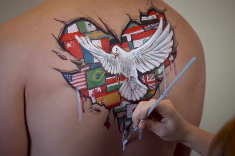 Zastave sveta se tope: Izuva kako crta na leđima! (VIDEO)