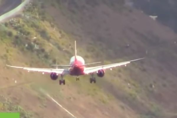 Kao da su perca: Dramatični snimci aviona, koje nosi vetar, dok sleću i poleću s piste! (VIDEO)