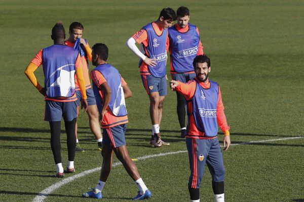 Paparaco ih uhvatio iza ograde: Potukli se igrači Valensije na treningu! (VIDEO)