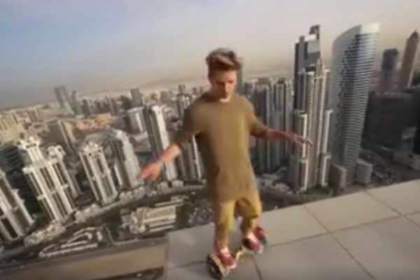 Da li je on normalan? Vozi hover po ivici nebodera! (VIDEO)