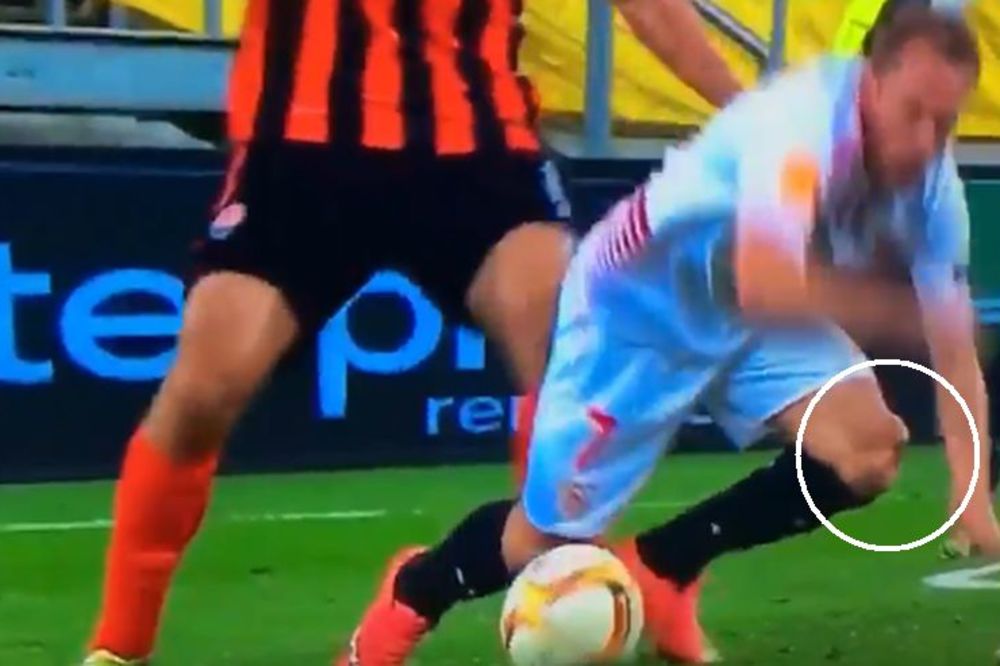 Snimak stravične povrede igrača Sevilje: Samo mu je u trenutku izletela čašica iz kolena! (VIDEO)