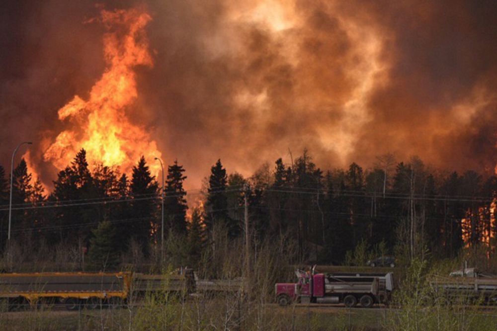 Nezapamćen požar u Kanadi: Vatra stigla do grada, evakuisano 80.000 ljudi (FOTO) (VIDEO)