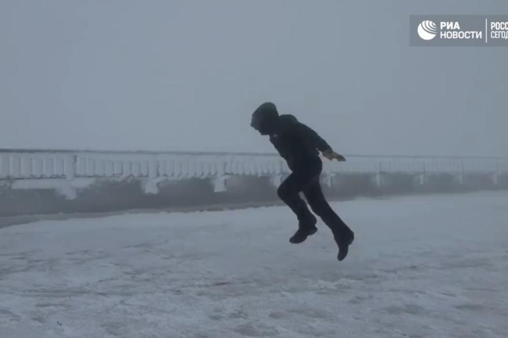 Kao list: Šta se desi čoveku kad vetar duva skoro 200 na sat? (VIDEO)