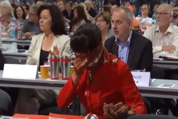 Ala joj je zavalio! Nemačka političarka dobila tortu u lice (VIDEO)