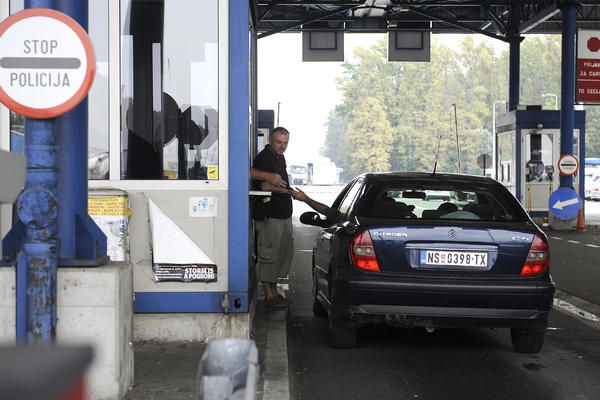 Pa ovo je genijalno: Car sakrio heroin u menjač automobila! (FOTO)