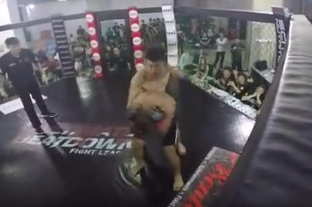 MMA borac se propisno osramotio: Toliko se uplašio, da je tokom borbe bežao po ringu! (VIDEO)