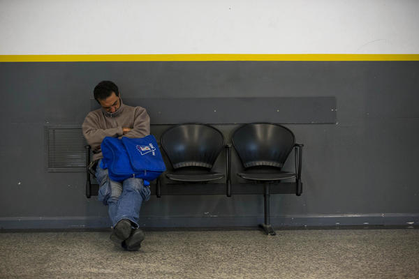 Romantik ili potpuni paćenik? Sedeo je na aerodromu i čekao devojku 10 dana, a onda... (FOTO)