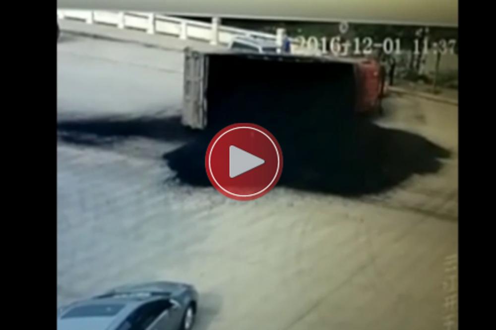 UŽASNA NESREĆA: Šleper se prevrnuo i potpuno zatrpao auto i vozača! (VIDEO)