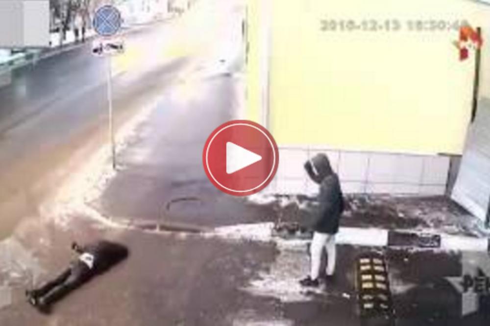 MERCEDESOM SA 150 NA SAT UBIO ČOVEKA: Snimak jezive nesreće u centru grada! (VIDEO)