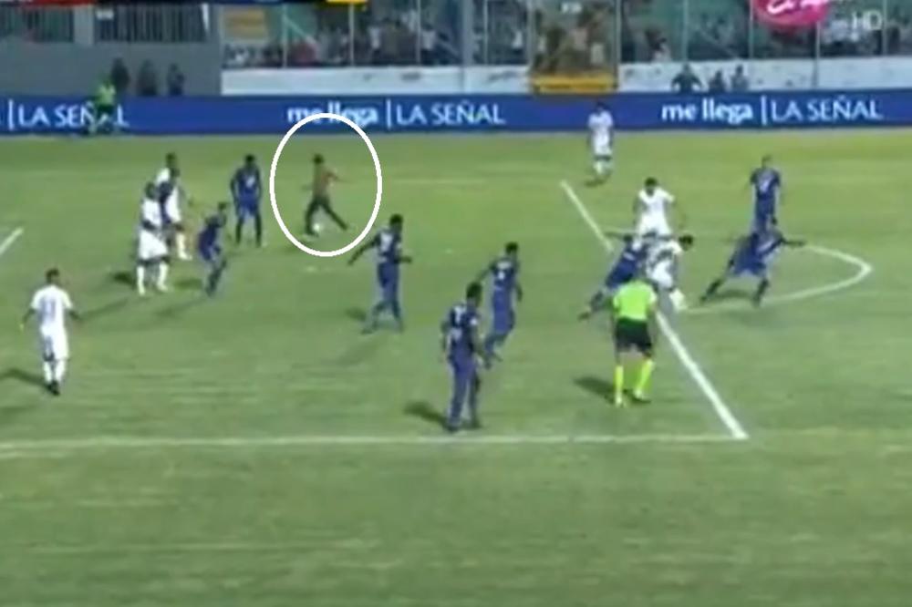 Fudbaleri nisu umeli da daju gol, pa je navijač sišao na teren i POKAZAO IM KAKO SE IGRA! (VIDEO)