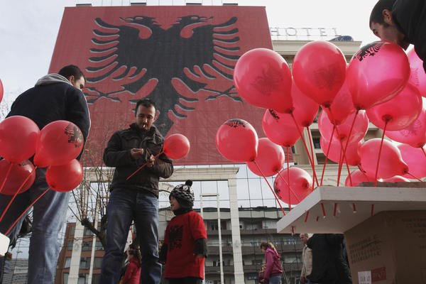 NAJSIROMAŠNIJI U EVROPI, CVETA NARKO TRŽIŠTE, MLADI BEŽE: Tako bečki mediji pišu o Kosovu