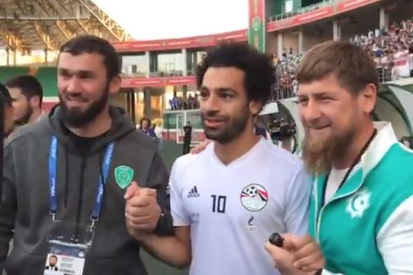 EUFORIJA U ČEČENIJI, STIGAO SALAH: I Ramzan Kadirov čekao u redu da se slika sa Egipćaninom! (VIDEO)