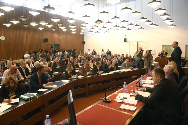 I vlast i opozicija u Skupštini Beograda glasale za popuste za nazive na ćirilici