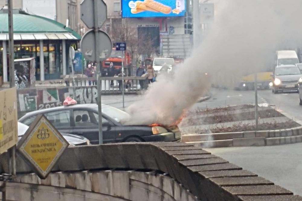 VELIKA DRAMA NA ZELENOM VENCU: Zapalio se taksi nasred ulice, dim kulja, ljudi bežali od vatre! (VIDEO)