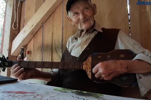 ĐURO (92) ŽIVI SAM U SELU, A NAJBOLJI PRIJATELJ MU JE DRVENI VOJNIK! Ovaj starac život je posvetio imanju (VIDEO)