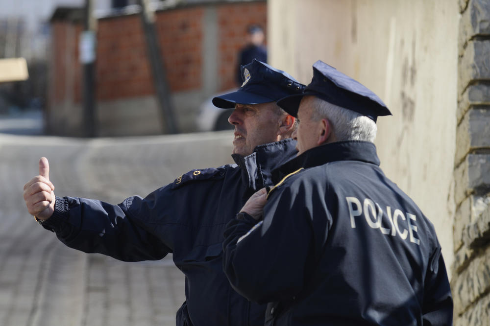 PUCNJAVA U KOSOVU POLJU: Stariji muškarac ranio DVE ŽENE u automobilu, još uvek nije uhapšen (VIDEO)