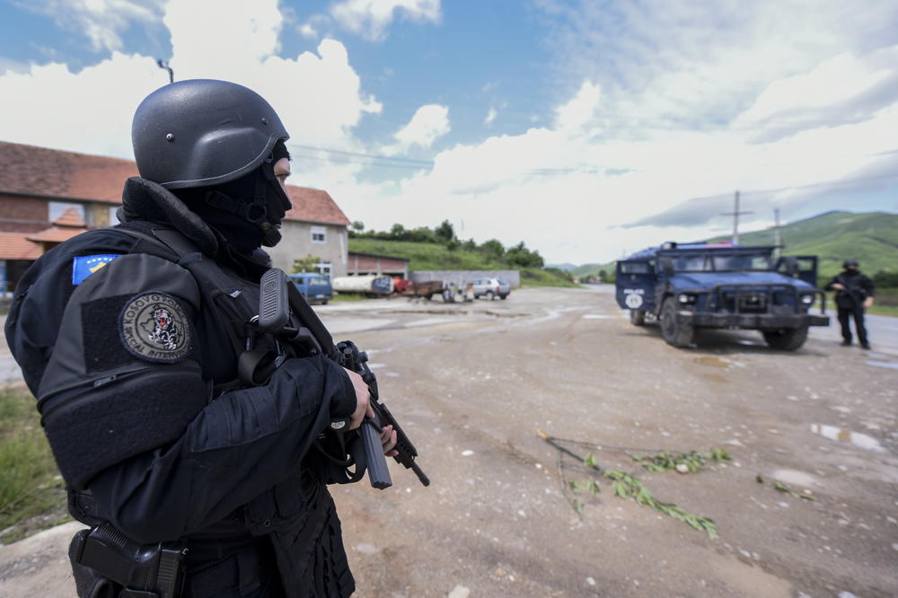 RANJENI MUŠKARAC I DALJE U BOLNICI: Policija identifikovala 2 osobe zbog aktiviranja ručne bombe u Prištini