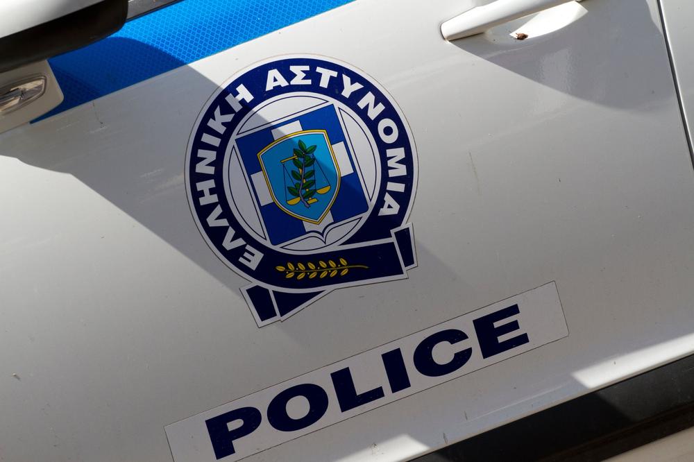 TINEJDŽER IZ GRČKE PODLEGAO POVREDAMA: Policajac ga upucao u glavu Grčkoj