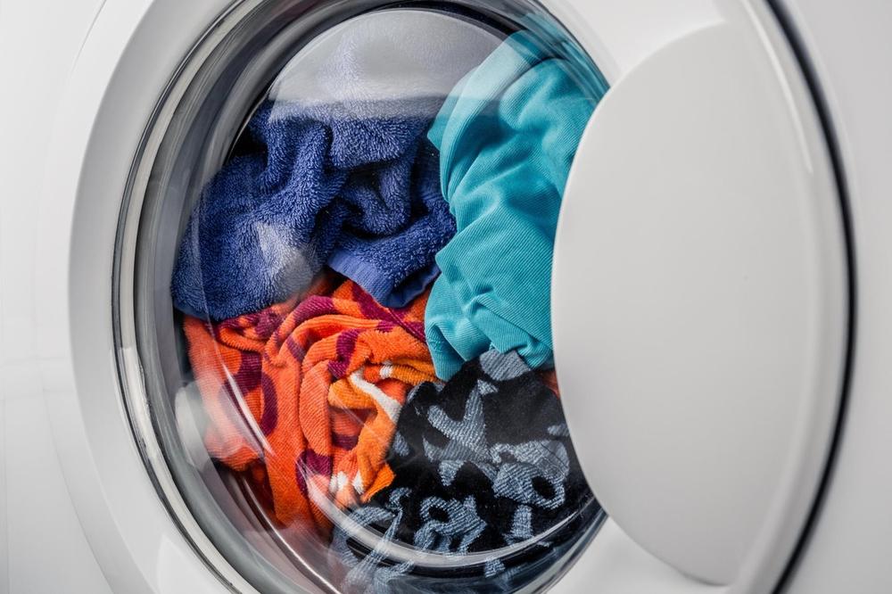 SIPAJTE KAFU U VEŠ MAŠINU I EFEKAT ĆE VAS RASPAMETITI: Zapamtite TRIK za pranje BELE i CRNE odeće