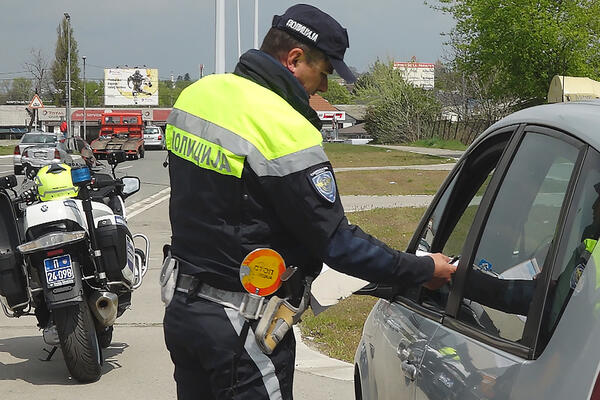 POLICIJA ZAUSTAVILA VOZAČA KAMIONA IZ ČAČKA: Seo za volan sa više od 2 promila alkohola u krvi