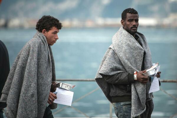 PRIHVATILIŠTA PREOPTEREĆENA: Nekoliko stotina migranata danas stiglo na Lampedusu, ima i maloletnika!