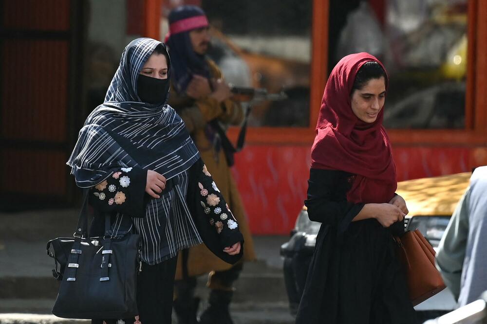 NOVA ZABRANA STUPILA NA SNAGU U AVGANISTANU: Žene ponovo na meti TALIBANA, evo šta više ne smeju da RADE!