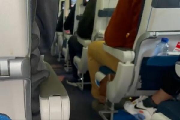 DRAMA NA AMSTERDAMSKOM AERODROMU: Putnici zadržani u avionu zbog testiranja na novi soj korone (VIDEO)