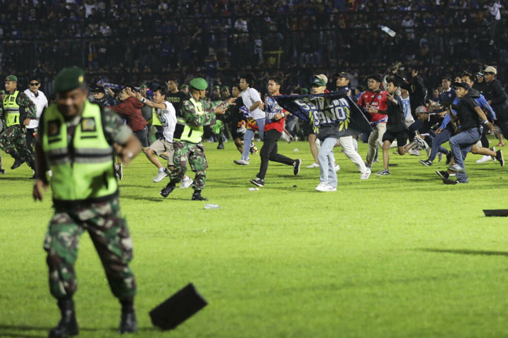 NEZAMPAĆENE SCENE NA ULICAMA INDONEZIJE POSLE STRAVIČNE TRAGEDIJE NA STADIONU: Narod se sukobio sa policijom!