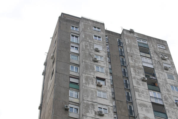 "TO SU DUSI, A ŠTA TU RADE...": Hit scena iz stambene zgrade u Beogradu, ljudi IZNEVEROVALI OD PRIZORA (FOTO)