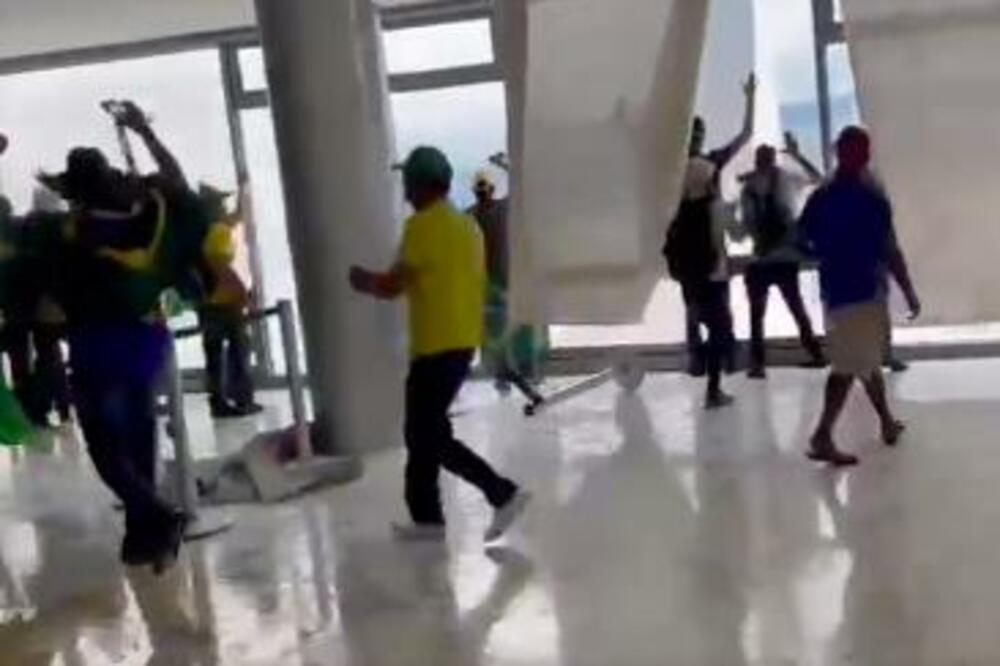 DRAMA U BRAZILU: Pristalice Bolsonara upale u zgradu Kongresa (VIDEO)