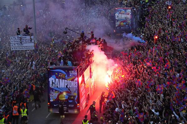 "VINISIJUS UMRI!" Morbidno skandiranje navijača Barselone na proslavi titula (VIDEO)
