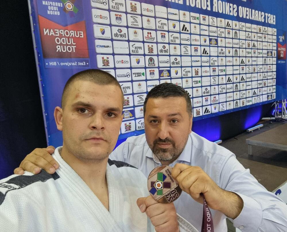 Bronzani Vasilije Vujičić sa Ognjenom Pavlovićem