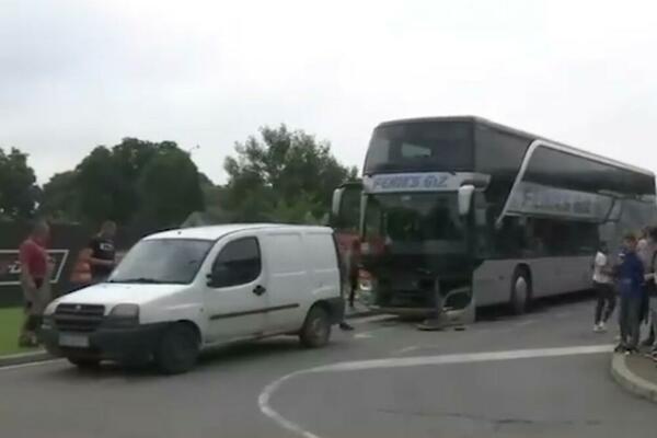 PRVE SLIKE UDESA U ŠAPCU: U autobusu koji se sudario sa automobilom bilo 79 ĐAKA, nastavnik otrkio DETALJE (FOTO)