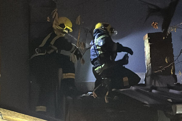 DETALJI DRAME U RESNIKU: Ljude evakuisali sa terase uz pomoć kapuljača, otac i beba se NAGUTALI dima