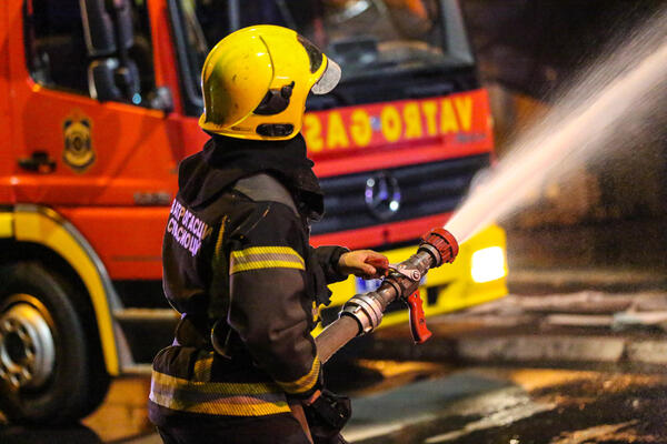 VELIKI POŽAR NA FRUŠKOJ GORI! Džinovski plamen vidljiv iz Novog Sada (FOTO)