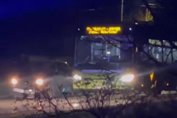 SAOBRAĆAJNA NESREĆA NA PUTU PADINA-SAMOŠ: Sudarili se automobil i autobus, POLICIJA NA TERENU (VIDEO)