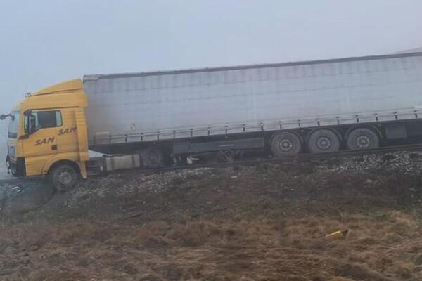 OMAŠIO SKRETANJE PA ZAVRŠIO NA PRUZI: Kamion sleteo sa puta kod Trstenika (FOTO)