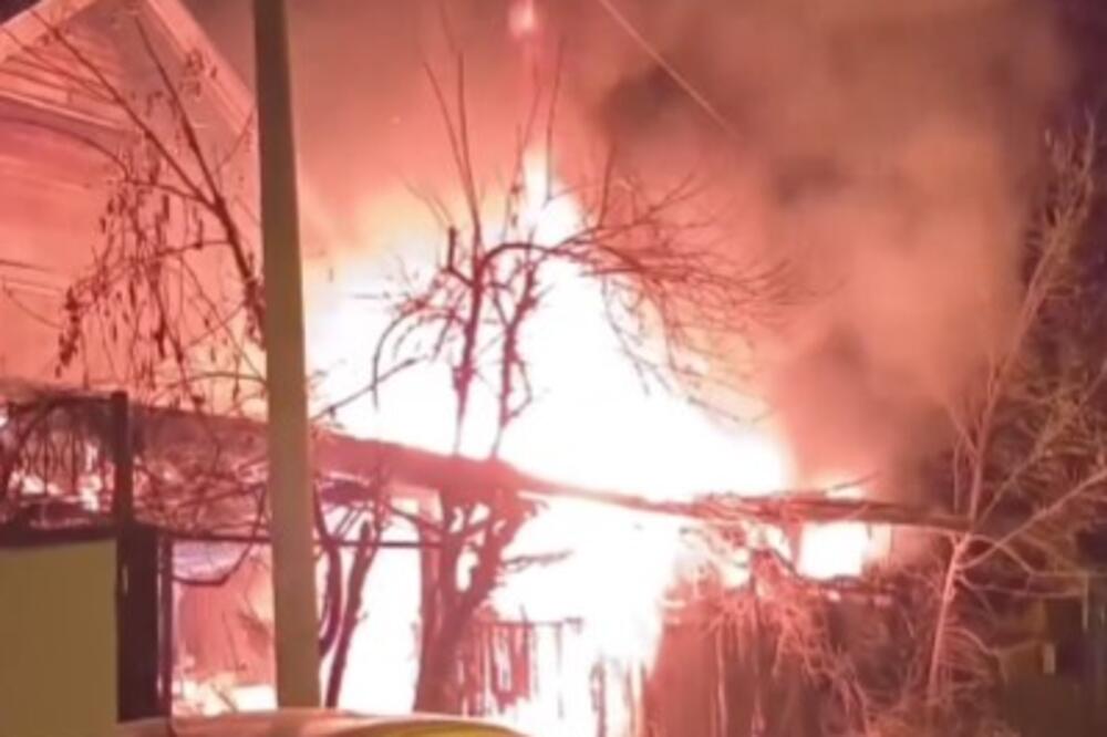 POŽAR PROGUTAO KUĆU U NOVOM SADU: Izgoreo ceo objekat u blizini Mašinske škole (VIDEO)