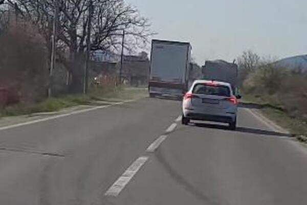 NEKO JE MOGAO DA POGINE OVDE! Kamiondžija preticao drugi kamion, vozač auta JEDVA IZVUKAO ŽIVU GLAVU (VIDEO)