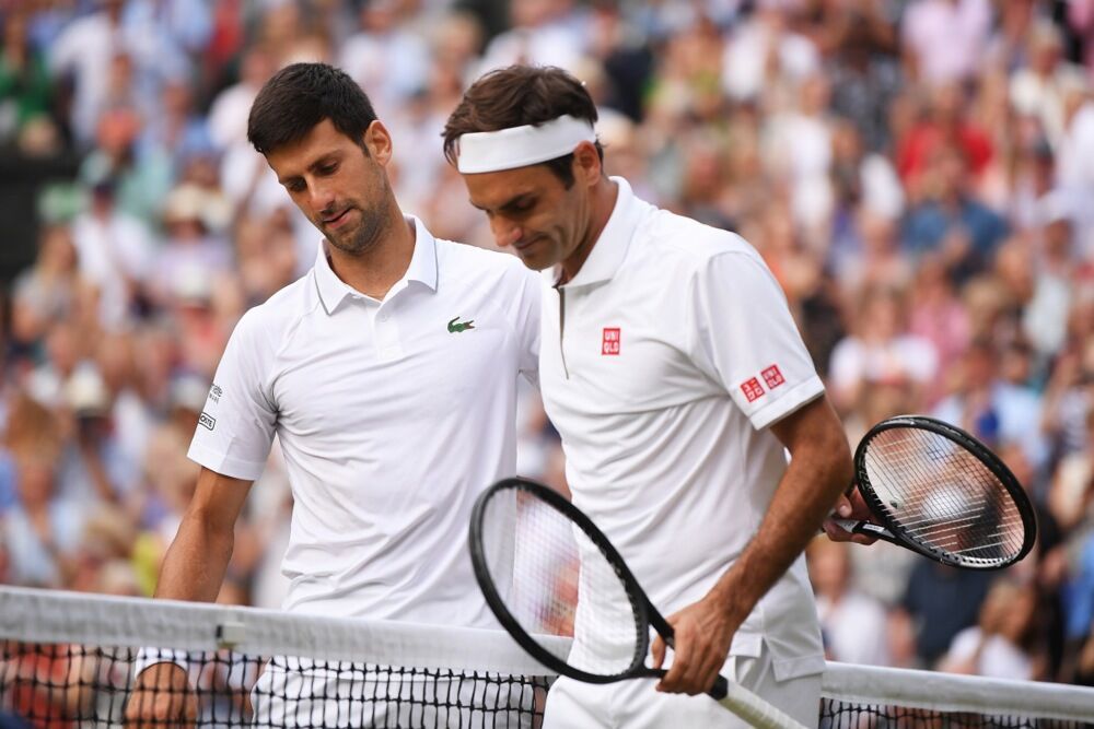 Novak Đoković u zagrljaju sa Rodžerom Federerom 
