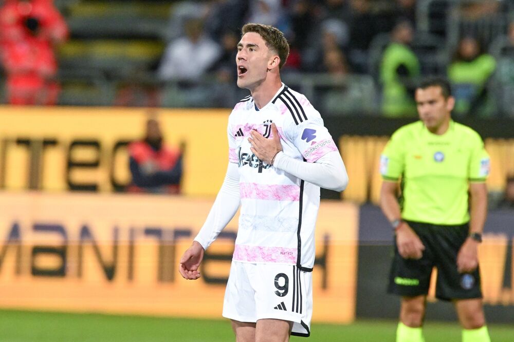 Dušan Vlahović slavi gol na utakmici Kaljarija i Juventusa