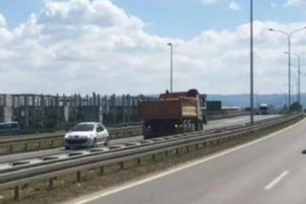 DA LI JE OVAJ NORMALAN? Kamion u Novom Sadu ide suprotnim smerom, vozači u PANICI! (VIDEO)
