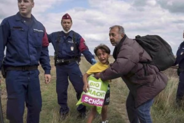 Migrant koga je saplela mađarska novinarka bio je član AL KAIDE! (FOTO)